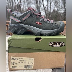 NEW IN BOX- Keen Targhee II Women’s Shoe